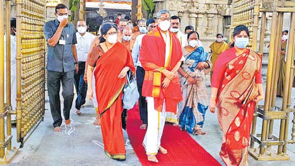 సతీమణితో కలిసి.. సతీమణితో కలిసి..