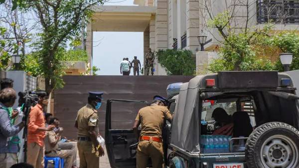 కీలక పత్రాలు స్వాధీనం..