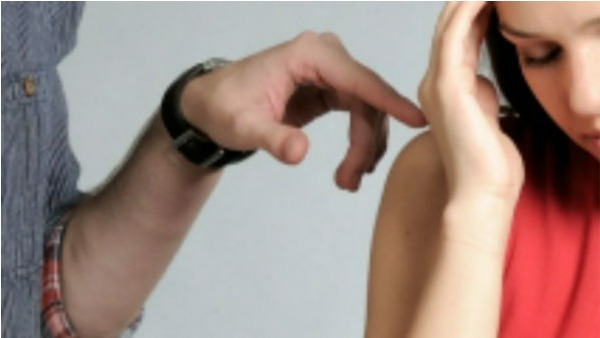 బాలికపట్ల అసభ్యంగా ప్రవర్తించిన నిర్వాహకుడు బాలికపట్ల అసభ్యంగా ప్రవర్తించిన నిర్వాహకుడు