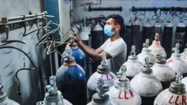 బైక్పై బొకారోకి.. అక్కడి నుంచి ఆక్సిజన్ సిలిండర్లతో... బైక్పై బొకారోకి.. అక్కడి నుంచి ఆక్సిజన్ సిలిండర్లతో...