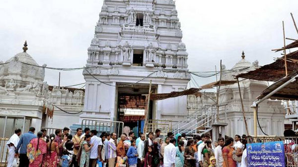 బయటి నుంచే మొక్కులు..