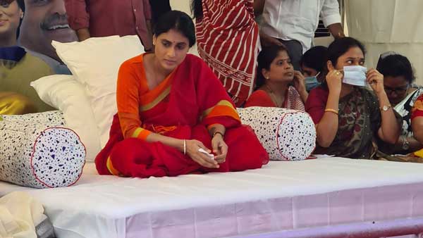 నోటిఫికేషన్లు లేక ఆత్మహత్యలు...: వైఎస్ షర్మిల