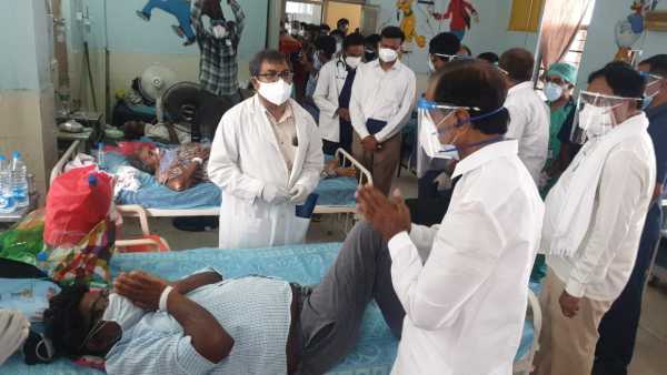 ఫేస్‌షీల్డుతో కొవిడ్ వార్డుకు..