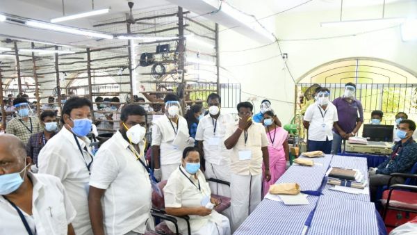 అన్నాడీఎంకే, డీఎంకే ఏజెంట్లు ఢిష్యూం.... ఢిష్యూం అన్నాడీఎంకే, డీఎంకే ఏజెంట్లు ఢిష్యూం.... ఢిష్యూం