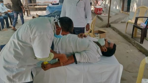  కోవిడ్ పేషెంట్ల కి సేవ.. తెగింపు, ధైర్యం ఉండాలంటున్న డాక్టర్లు..