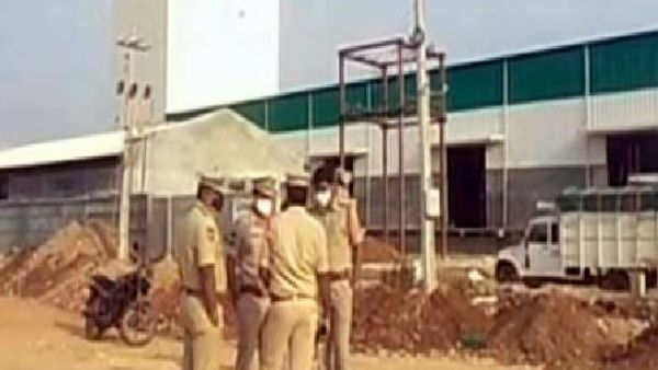 మంత్రి ఈటల ఫాంహౌస్ వద్ద భారీగా పోలీసులు.. అభిమానుల ఆందోళనలు