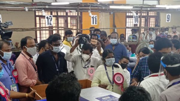 మేము ఇక్కడే ఉన్నాము తంబి మేము ఇక్కడే ఉన్నాము తంబి