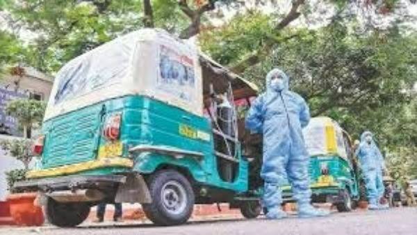 ప్రతి ఆటో అంబులెన్స్‌లో ఆక్సిజన్ సిలిండర్ మరియు శానిటైజర్