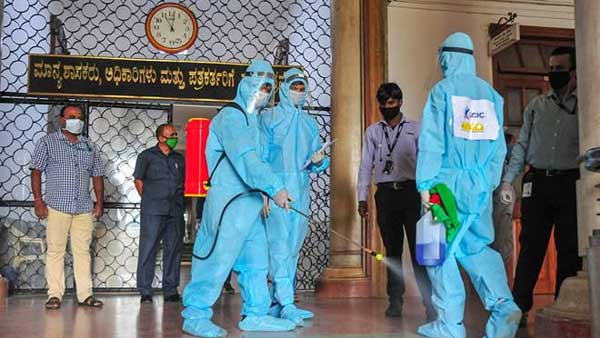 అపార్ట్ మెంట్ లో వాళ్లు ఏం చేస్తున్నారంటే ?