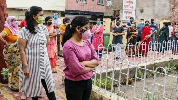 కరోనా కట్టడికి డబుల్ మాస్క్.. కరోనా కట్టడికి డబుల్ మాస్క్..