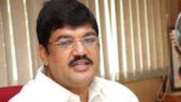 న్యాయవాదిని సైతం ధూళిపాళ్ళను కలవనివ్వని ఏసీబీ అధికారులు , వాగ్దాదం తర్వాత అనుమతి న్యాయవాదిని సైతం ధూళిపాళ్ళను కలవనివ్వని ఏసీబీ అధికారులు , వాగ్దాదం తర్వాత అనుమతి