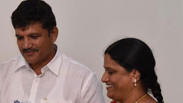 తప్పుడు కేసులు పెట్టారని ఏసీబీ కార్యాలయం వద్ద ధూళిపాళ్ళ సతీమణి ఆరోపణ తప్పుడు కేసులు పెట్టారని ఏసీబీ కార్యాలయం వద్ద ధూళిపాళ్ళ సతీమణి ఆరోపణ