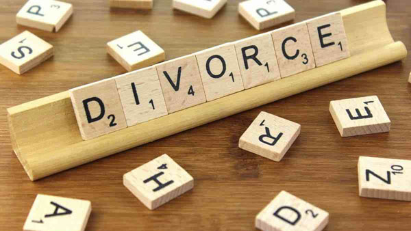 విడాకుల నోటీసులతో ఉద్యోగానికి ఎసరు