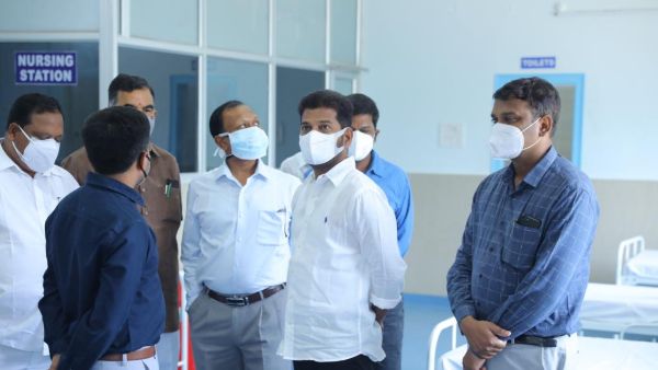 50 ఆక్సీజన్ సిలిండర్లను పంపిణీ చేసిన మరో ఎంపీ.. ప్రజాసేవలో ముందుంటామన్న కోమటిరెడ్డి 50 ఆక్సీజన్ సిలిండర్లను పంపిణీ చేసిన మరో ఎంపీ.. ప్రజాసేవలో ముందుంటామన్న కోమటిరెడ్డి