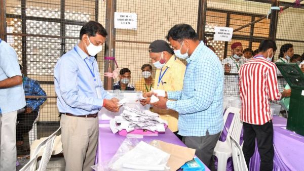 ఇప్పటివరకు టీఆర్ఎస్ ఖాతాలో 11 డివిజన్లు , మేయర్ అభ్యర్థి సుధారాణి విజయం