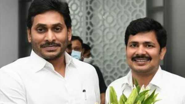 పోస్టల బ్యాలెట్ లో వైసీపీ ఆధిక్యం