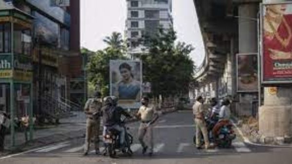 కంప్లీట్ లాక్ డౌన్ ప్రకటించిన కేరళ సీఎం పినరయి విజయన్