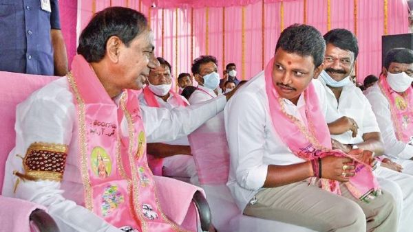 తెలంగాణ భవన్ లో సంబురాలు.. పాల్గొన్న మంత్రులు, నాయకులు.. తెలంగాణ భవన్ లో సంబురాలు.. పాల్గొన్న మంత్రులు, నాయకులు..