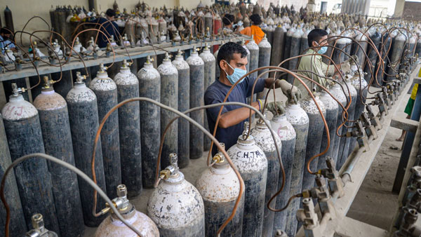 ఆస్పత్రి నుంచి పరారైన వైద్య సిబ్బంది..