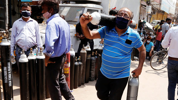 దేశ వ్యాప్తంగా ఆక్సిజన్ కోసం ఆస్పత్రుల్లో ఆందోళన