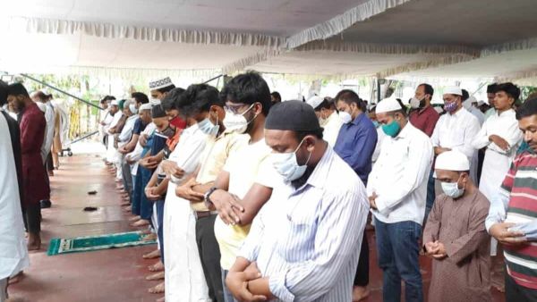 శుక్రవారం మక్కా మసీదులో వందల సంఖ్యలో ముస్లింల ప్రార్ధనలు శుక్రవారం మక్కా మసీదులో వందల సంఖ్యలో ముస్లింల ప్రార్ధనలు