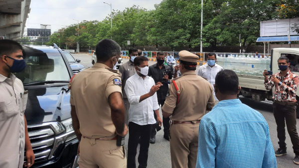 బేగంపేట అడ్డుకున్న పోలీసులు