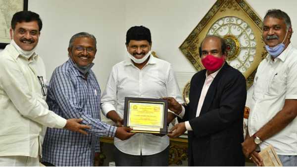  ప్రకృతితో మన అనుబంధాన్ని తెలిపిన పుస్తకం.. వృక్ష వేదం, అందరూ చదవాలన్న ఎంపీ సంతోష్..