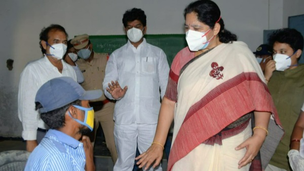 కోవిడ్ స్పైడర్స్ వ్యాక్సిన్ కేంద్రం సందర్శన...వ్యాక్సిన్ తీసుకున్న వారికి జాగ్రత్తలు చెప్పిన మంత్రి