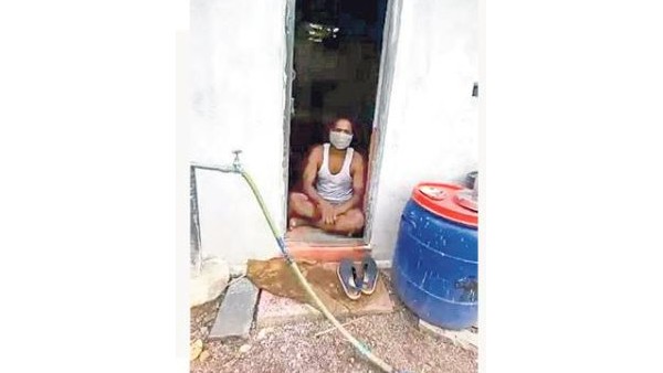 బాత్‌రూమ్‌లో ఉంటున్న కరోనా రోగి...