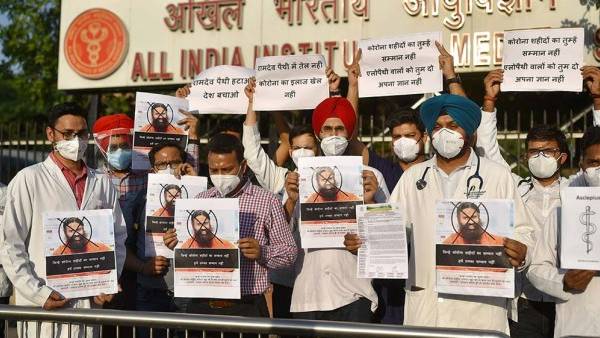  Baba Ramdevs comments on allopathy: Doctors protest with slogans on PPE, black bands