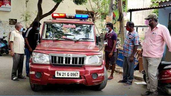  క్యూలో కుర్రాళ్లు