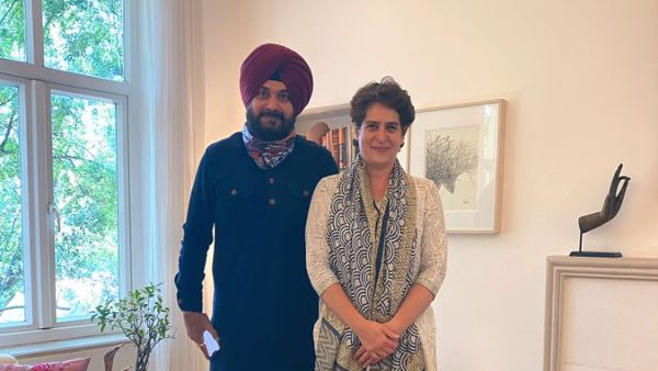 ప్రియాంకతో భేటీ.. 48గంటల్లో నిర్ణయం