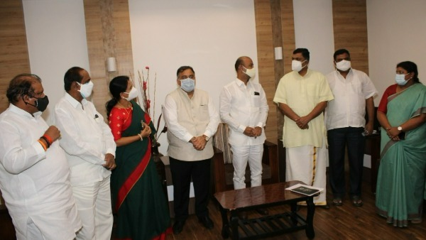 వ్యాక్సినేషన్ ప్రక్రియలో ప్రభుత్వ వైఫల్యాలు.. కేంద్రాన్ని విమర్శించే హక్కు ప్రభుత్వానికి లేదన్న సంజయ్.. వ్యాక్సినేషన్ ప్రక్రియలో ప్రభుత్వ వైఫల్యాలు.. కేంద్రాన్ని విమర్శించే హక్కు ప్రభుత్వానికి లేదన్న సంజయ్..