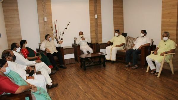 సీఎం కేసీఆర్ నిరంకుశ పాలన.. ప్రభుత్వ విధానాలను ప్రశ్నిస్తే అరెస్టులు చేస్తున్నారన్న సంజయ్.. సీఎం కేసీఆర్ నిరంకుశ పాలన.. ప్రభుత్వ విధానాలను ప్రశ్నిస్తే అరెస్టులు చేస్తున్నారన్న సంజయ్..