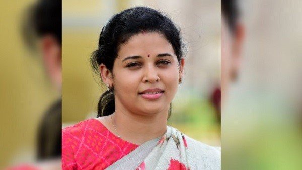 రోహిణీ సింధూరిపై వంద రూపాయల పరువు నష్టం దావా