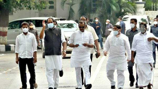 కాంగ్రెస్ నేతల రాజ్ భవన్ బాట.. టీకాల అంశంలో గవర్నర్ తమిళ సై కి లేఖ అందించిన టీ కాంగ్రెస్.. కాంగ్రెస్ నేతల రాజ్ భవన్ బాట.. టీకాల అంశంలో గవర్నర్ తమిళ సై కి లేఖ అందించిన టీ కాంగ్రెస్..