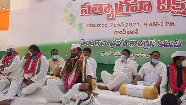 కరోన, బ్లాక్ ఫంగస్ కు ఉచిత చికిత్స అందించాలి.. సత్యాగ్రహ దీక్షలో ఉత్తమ్ డిమాండ్. కరోన, బ్లాక్ ఫంగస్ కు ఉచిత చికిత్స అందించాలి.. సత్యాగ్రహ దీక్షలో ఉత్తమ్ డిమాండ్.