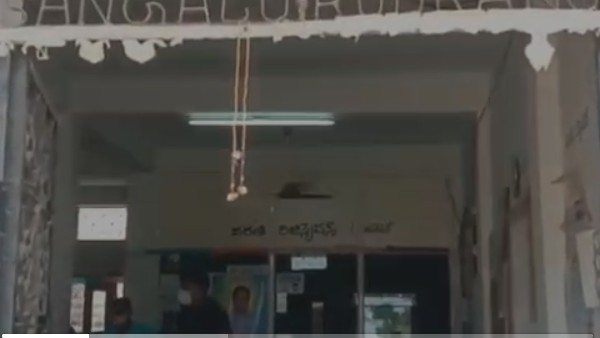 తన భూమిని అధికారులు వేరొకరికి పట్టా చేశారని.. తాళిబొట్టు ఆఫీస్ గేటు కు కట్టి ఆందోళన