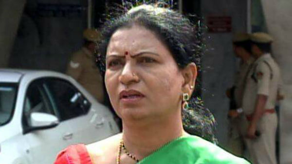 మీలాంటి వాళ్ల జేబులు నింపడానికి కాదు వ్యాక్సినేషన్..