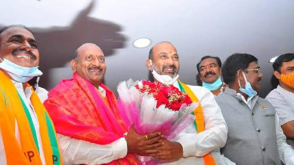 Sacked Telangana minister Eatala Rajender attend BJP meeting at State office in Hyderabad