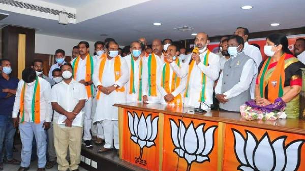 Sacked Telangana minister Eatala Rajender attend BJP meeting at State office in Hyderabad