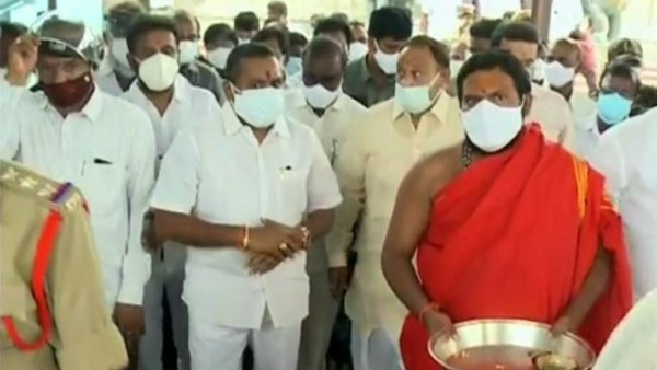 జీవసమాధిని దర్శించుకున్న వెల్లంపల్లి.. చర్చలు