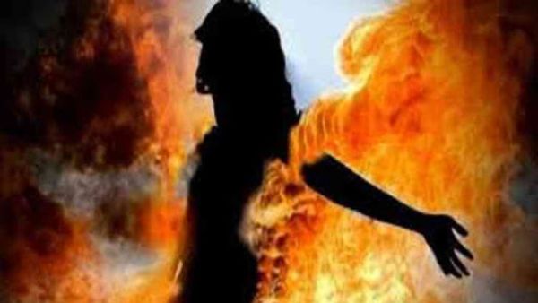 పెట్రోల్ పోసి నిప్పంటించిన తల్లిదండ్రులు, సోదరుడు పెట్రోల్ పోసి నిప్పంటించిన తల్లిదండ్రులు, సోదరుడు