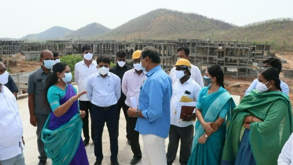 సుమన్ కు ఓదార్సు.. విప్ బాల్క సుమన్ ను పరామర్శించిన కవిత సుమన్ కు ఓదార్సు.. విప్ బాల్క సుమన్ ను పరామర్శించిన కవిత