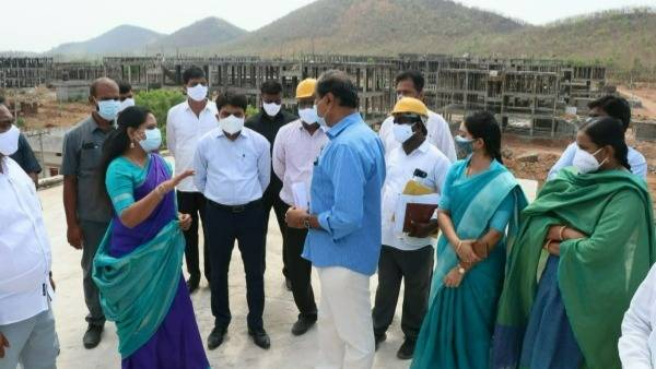 జగిత్యాలలో డబుల్ బెడ్ రూం ఇండ్ల పరిశీలన.. పేదోడి కల నెరవేర్చుతామన్న కవిత.. జగిత్యాలలో డబుల్ బెడ్ రూం ఇండ్ల పరిశీలన.. పేదోడి కల నెరవేర్చుతామన్న కవిత..