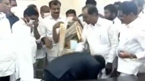 కలెక్టర్ను కుర్చీలో కూర్చోబెట్టగా... కలెక్టర్ను కుర్చీలో కూర్చోబెట్టగా...