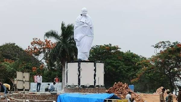 దేశ ఆర్ధిక రంగాన్ని సంక్షోభం నుండి గట్టెక్కించిన మేధావి.. పీవీ కాంస్య విగ్రహ ఏర్పాటుకు సన్నాహాలు.. దేశ ఆర్ధిక రంగాన్ని సంక్షోభం నుండి గట్టెక్కించిన మేధావి.. పీవీ కాంస్య విగ్రహ ఏర్పాటుకు సన్నాహాలు..