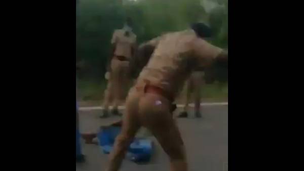 నడిరోడ్డులో పడేసి రెచ్చిపోయిన ఎస్ఐ నడిరోడ్డులో పడేసి రెచ్చిపోయిన ఎస్ఐ