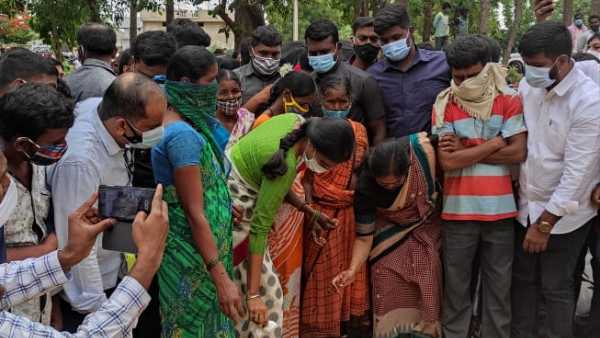  Telangana: YS Sharmila meet farmers at Parigi and demand to purchase soaked paddy with MSP