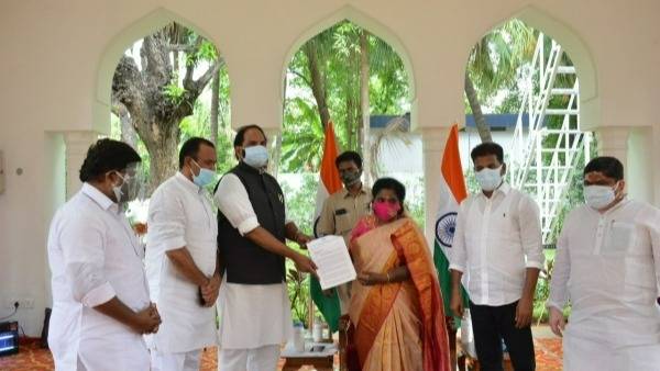 రెండవ దశను అధిగమంచడంలో మోదీ విఫలం.. ఇక మూడో దశను ఎలా ఎదుర్కొంటారన్న టీపీసిసి నేతలు.. రెండవ దశను అధిగమంచడంలో మోదీ విఫలం.. ఇక మూడో దశను ఎలా ఎదుర్కొంటారన్న టీపీసిసి నేతలు..